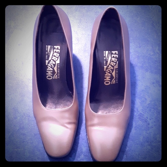Salvatore Ferragamo gold leather pumps 7.5 - Picture 1 of 8